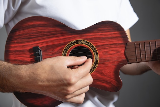 Homem tocando guitarra estilo de vida musical