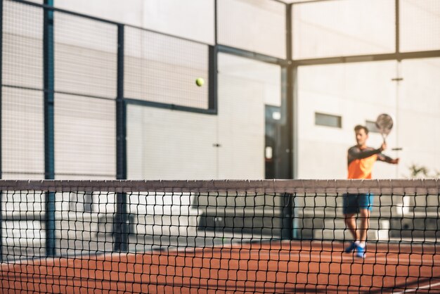 Homem tocando padel