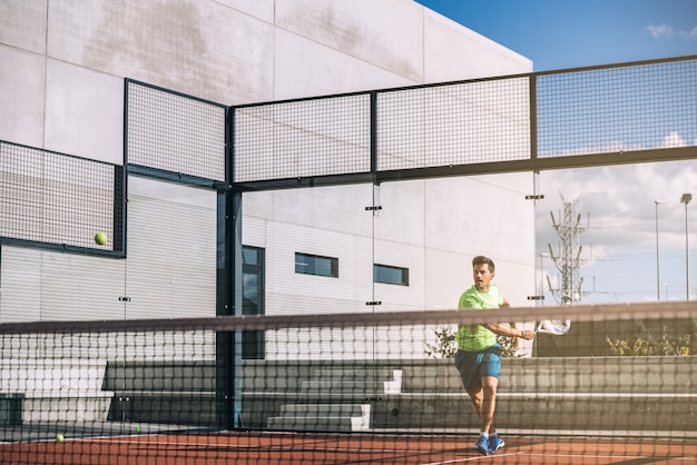 Homem tocando padel