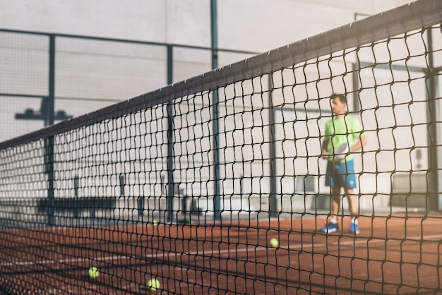 Homem tocando padel