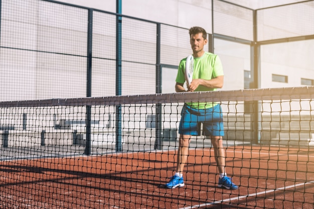 Homem tocando padel