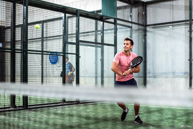 Homem tocando padel