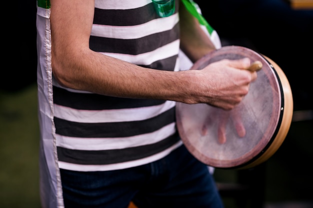 Foto homem tocando pandeiro