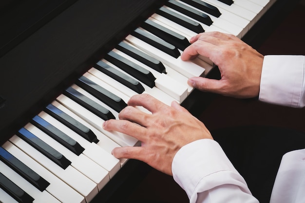 homem tocando piano