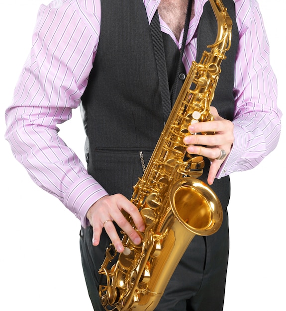 Homem tocando saxofone