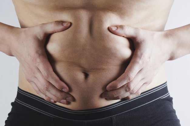 Foto homem tocando sua barriga gorda closeup, obesidade, perda de peso masculina e conceito de dieta