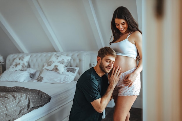 Homem tocando sua esposa grávida barriga