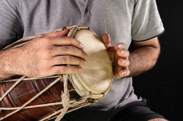 Homem tocando tambor de mão com as mãos