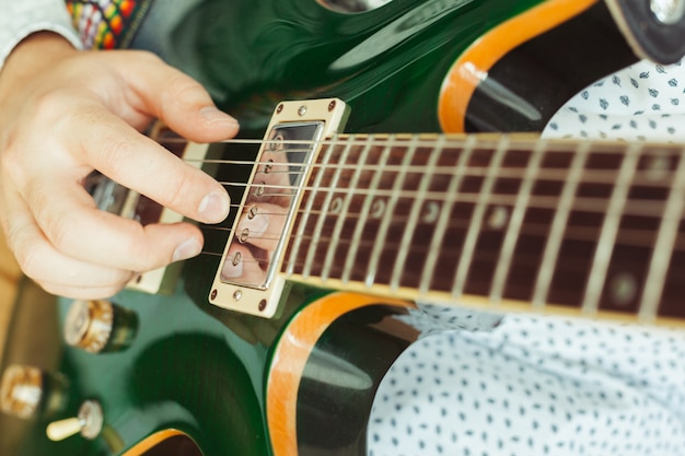 Homem, tocando, violão elétrico