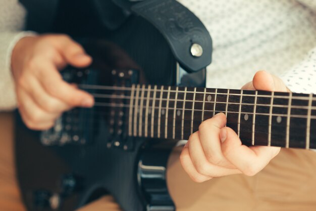 Homem, tocando, violão elétrico