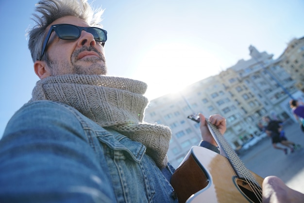 Homem, tocando violão