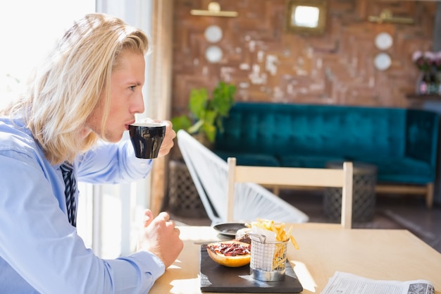 Foto homem tomando café e café da manhã