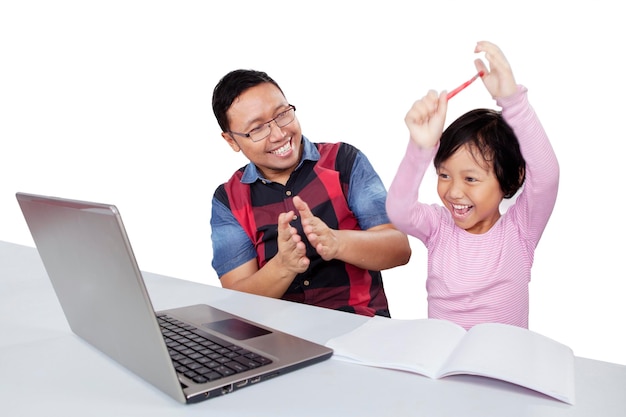 Homem torcendo por seu filho enquanto ela está estudando