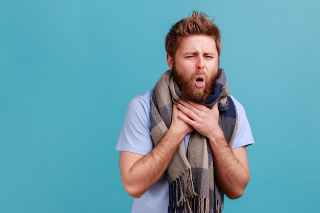 Homem tossindo sentindo-se mal com dor de garganta febre alta temperatura sintomas de gripe sazonal