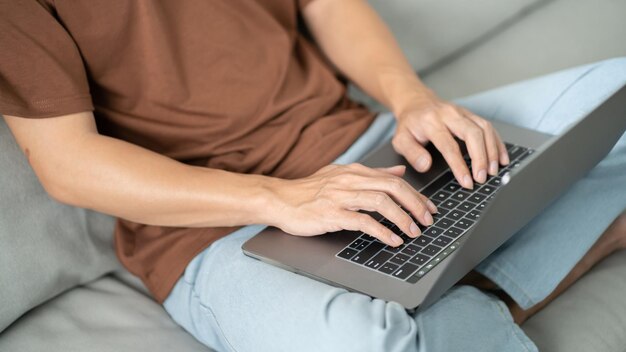 Homem trabalha em casa trabalha online no laptop empresário asiático trabalha online conceito de negócio com distanciamento social laptop reunião online