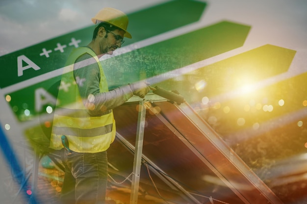 Homem trabalha em sistema de energia renovável com painel solar para água quente