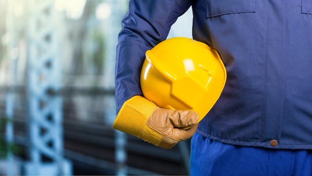 Homem trabalhador com capacete no fundo da construção