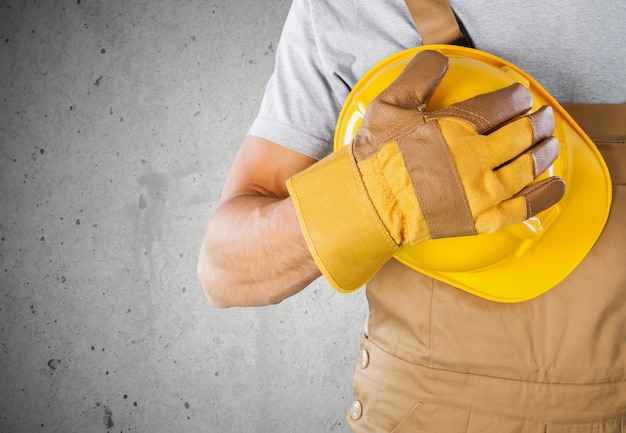 Homem trabalhador com capacete no fundo