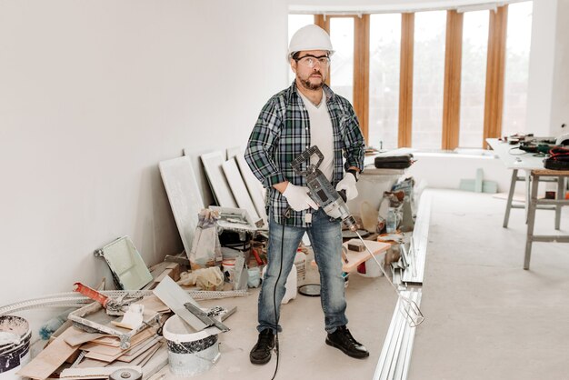 Homem trabalhador da construção civil com capacete de segurança e tempo de reparo da batedeira