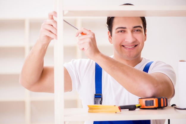 Homem trabalhador reparando montagem estante