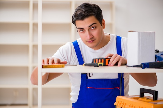 Homem trabalhador reparando montagem estante