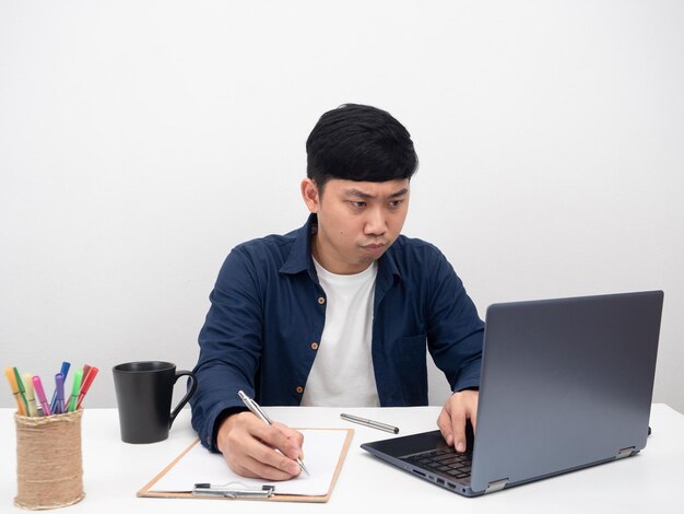 Homem trabalhador sentado na emoção séria do local de trabalho do escritório usando laptop em cima da mesa