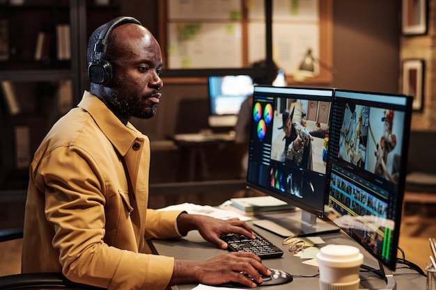 Homem trabalhando com imagens no computador