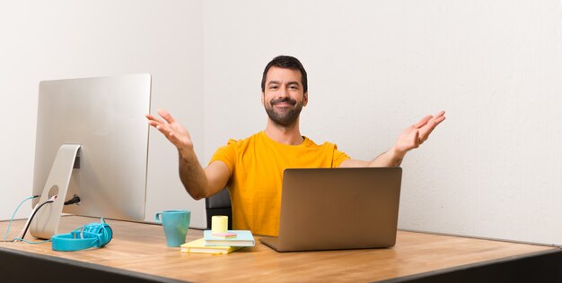 Homem, trabalhando, com, laptot, em, um, escritório, apresentando, e, convidando, para, venha, com, mão