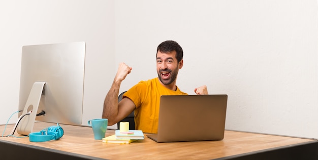 Homem, trabalhando, com, laptot, em, um, escritório, celebrando, um, vitória