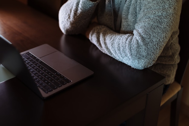 Homem, trabalhando, com, seu, laptop