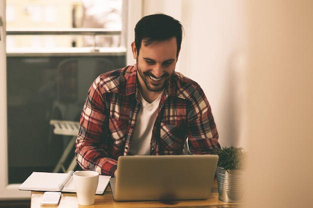 Homem, trabalhando, computador laptop, casa