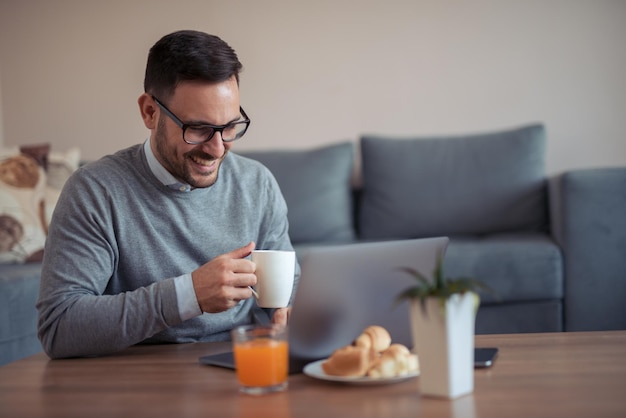 Homem trabalhando em casa em seu laptop