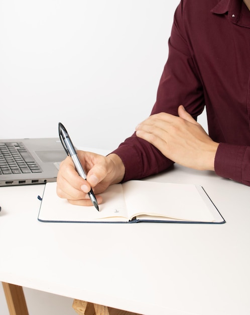 Foto homem trabalhando em casa escritório escrevendo notas