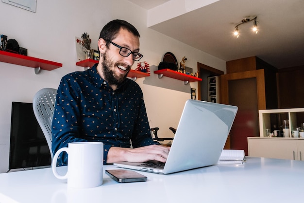 Foto homem trabalhando em casa