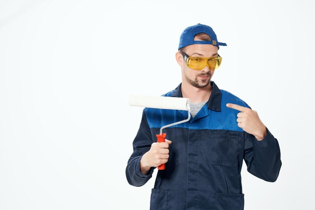 Homem trabalhando em decoração de renovação de casa pintor de uniforme