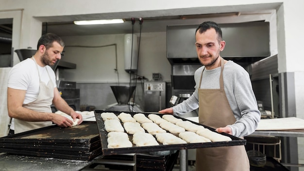 Foto homem trabalhando em deliciosos pães frescos