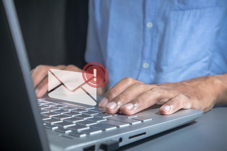 Foto homem trabalhando em laptop com alerta de notificação de spam de e-mail com aviso de cautela