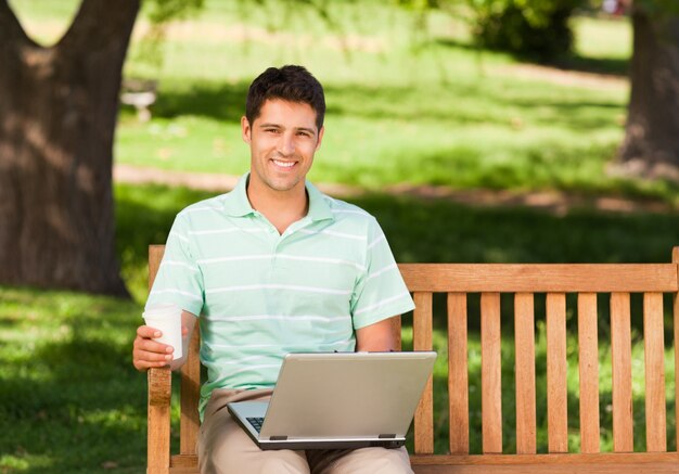 Homem trabalhando em seu laptop