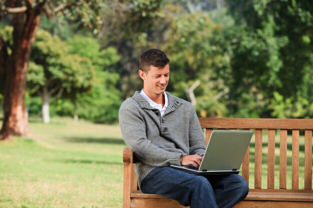 Homem trabalhando em seu laptop