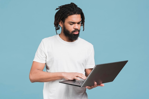 Foto homem trabalhando em seu laptop