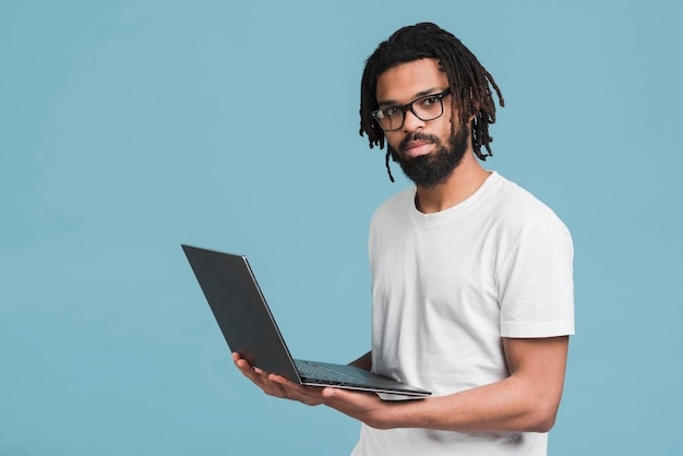 Foto homem trabalhando em seu laptop