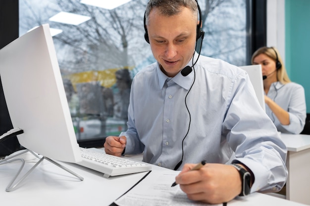 Foto homem trabalhando em um escritório de call center