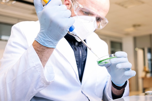 Homem trabalhando em um laboratório profissional