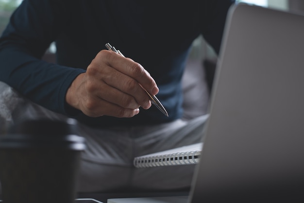 homem trabalhando em um laptop no escritório em casa