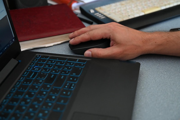 Homem trabalhando em um laptop perto do local de trabalho