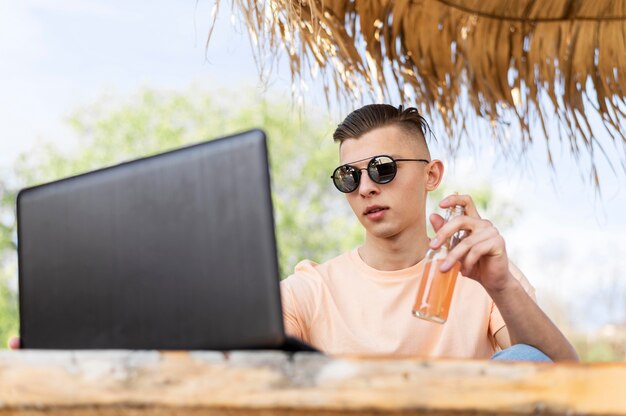 Foto homem trabalhando em um laptop, tiro médio