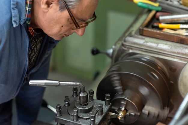 Foto homem trabalhando em uma oficina industrial