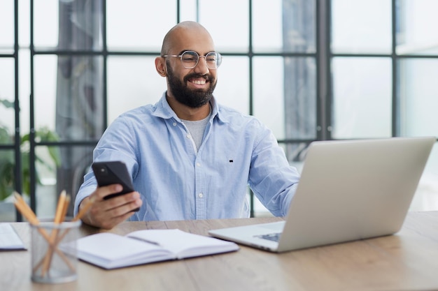 homem trabalhando na mesa com laptop em um novo escritório