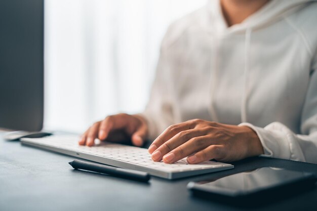 Homem trabalhando na mesa do computador em home office