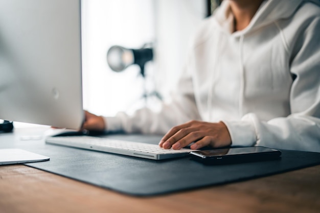 Homem trabalhando na mesa do computador em home office